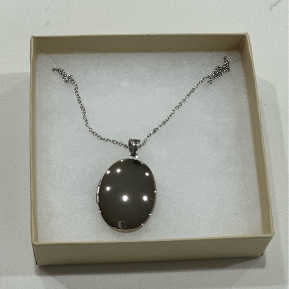 New Photo Locket Necklace. - Picture 5 of 8